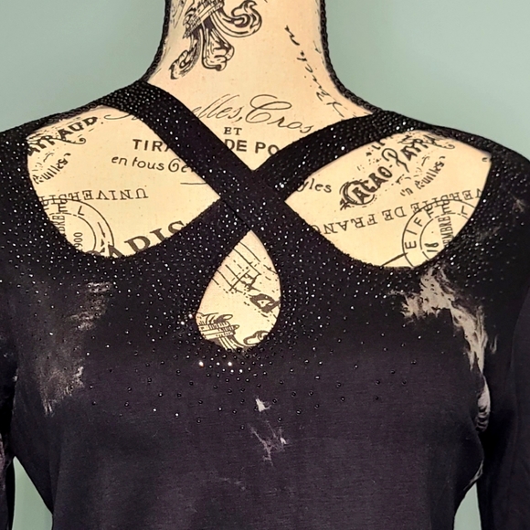 Crisscross long sleeve top, have multiple sizes from boutique - Picture 2 of 2